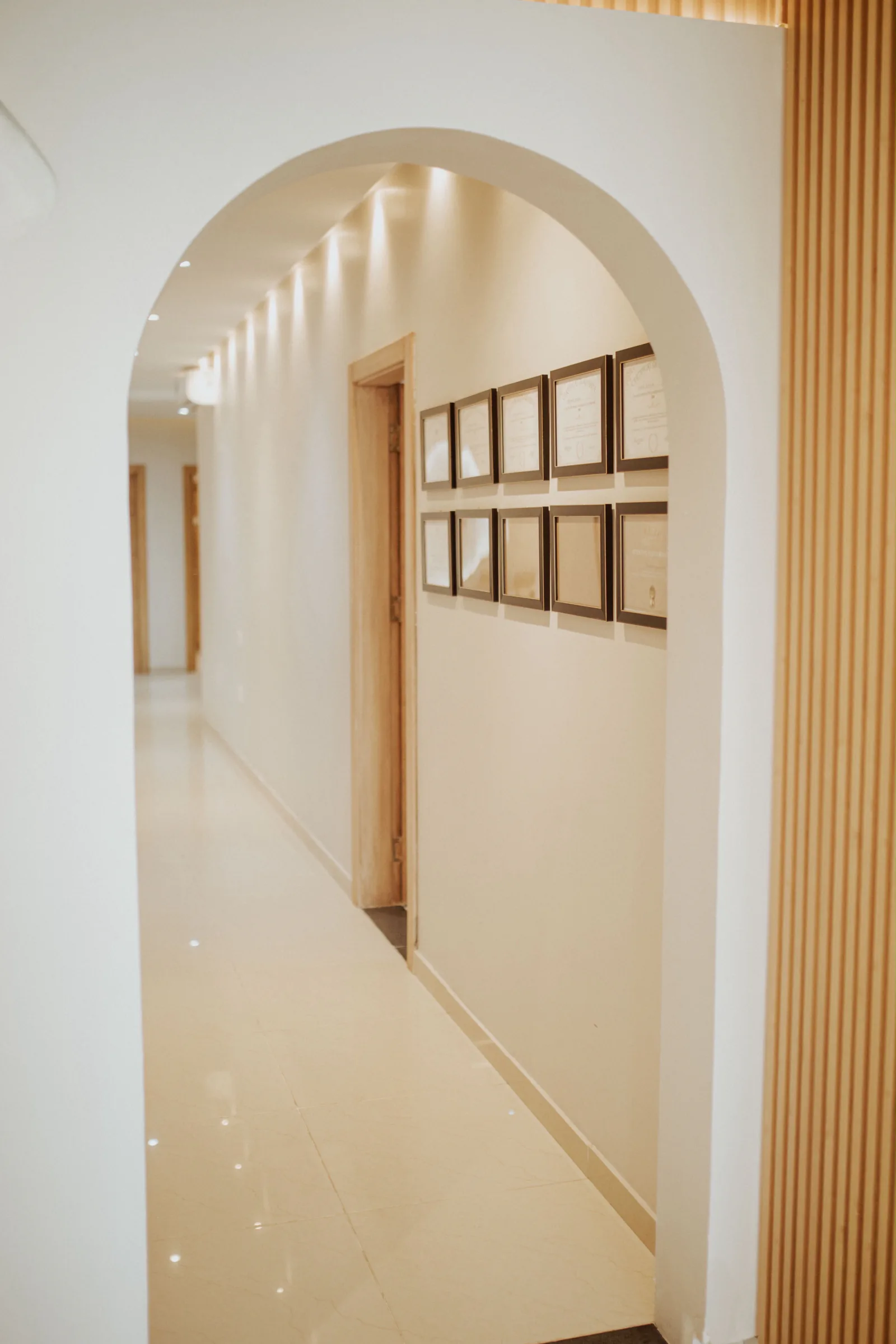 Couloir de l'institut, arche et parois cannelées