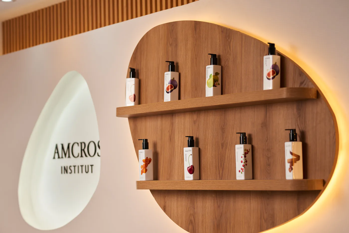 Logo Amcros Institut et présentoir de produits