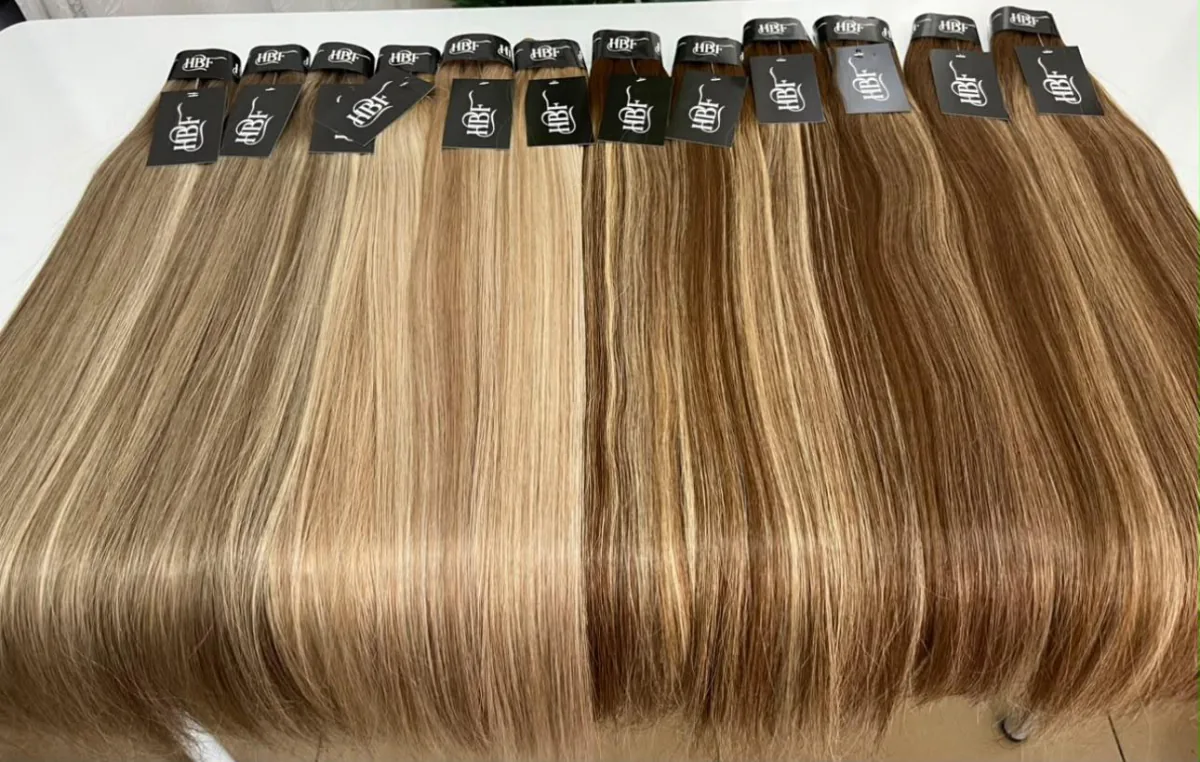 Douze paquets de mèches HBF Highlight Édition alignés, du blond doré au brun chaud