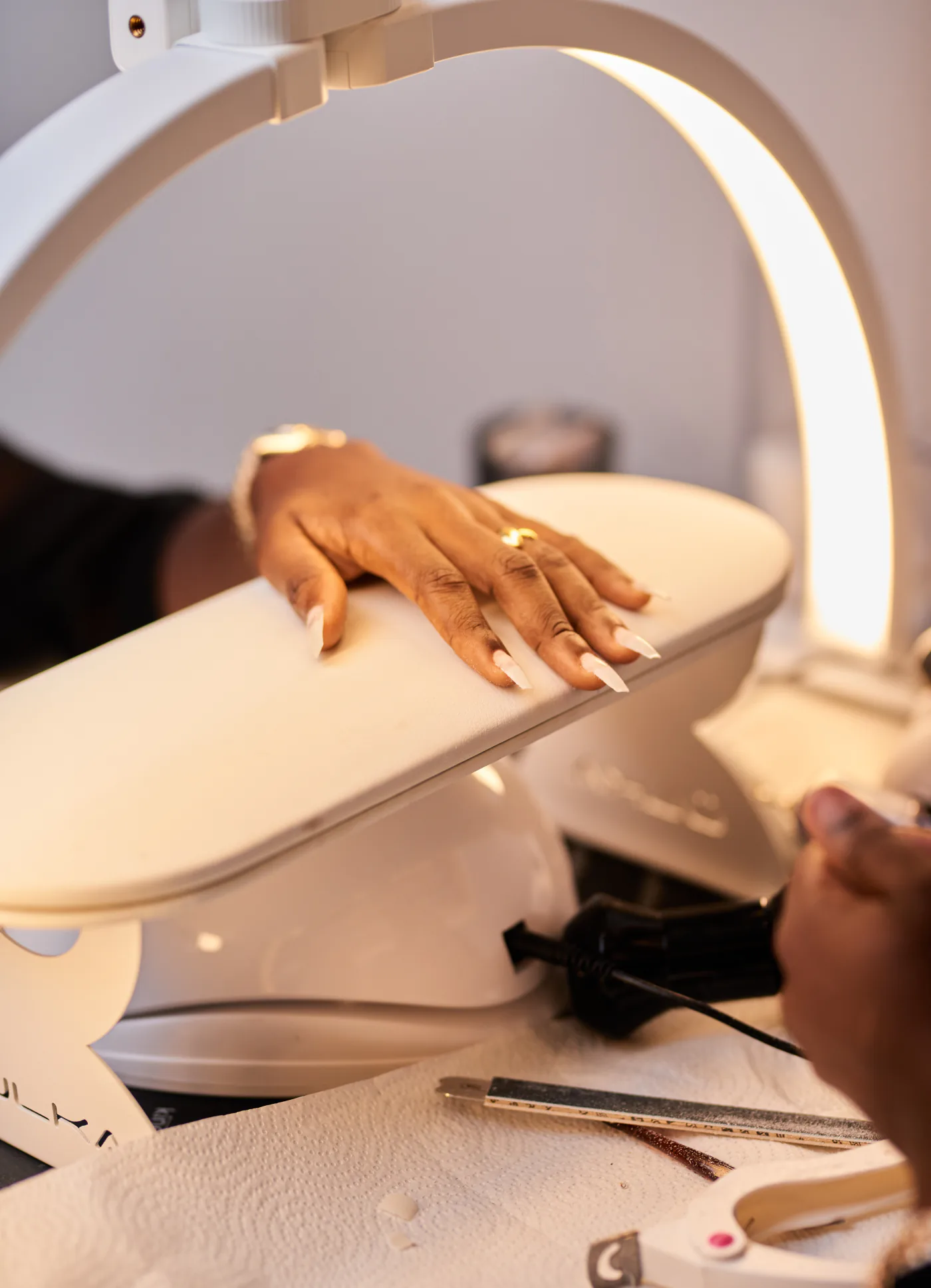 Mains posées sur le coussin du nail bar