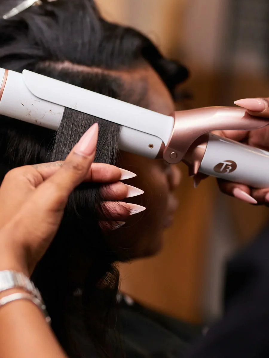 Lissage des cheveux au fer chez Amcros Institut à Gombe, Kinshasa