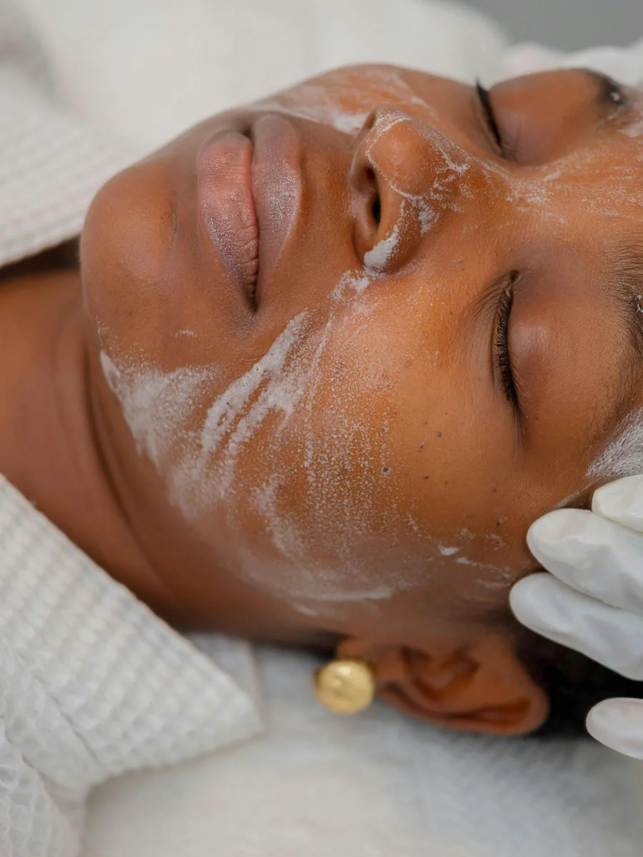 Soin exfoliant du visage chez Amcros Institut à Kinshasa